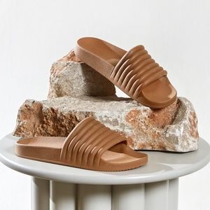 ReSlide in Saddle from girlfriend collective